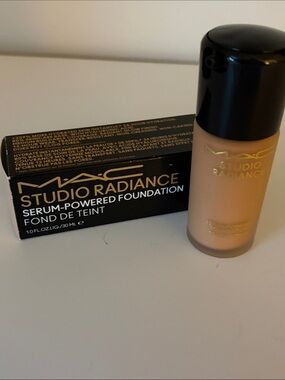 MAC Cosmetics Studio Radiance Serum-Powered Foundation - C3.5